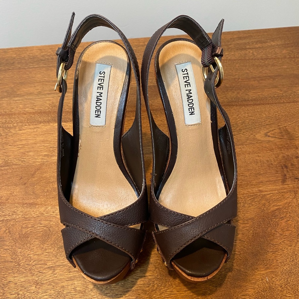 Steve Madden Leather platform sandals with gold accents Size 5M. A+ condition.